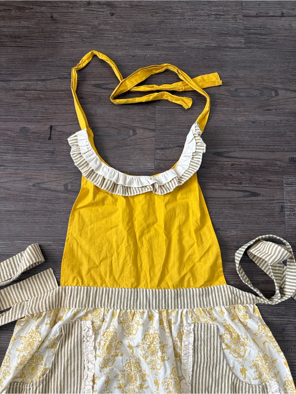 SUR LA TABLE YELLOW RUFFLE POCKET APRON - Picture 3 of 6